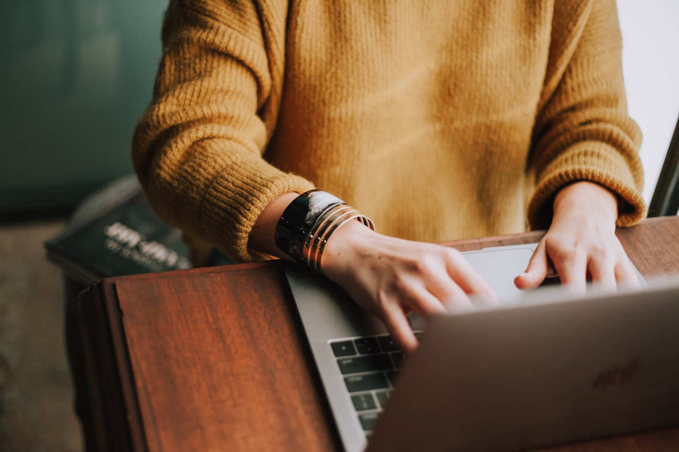 ruhiger arbeitsplatz mit laptop